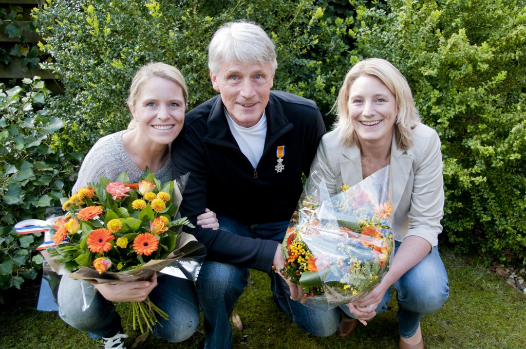 Jan Blom samen op de foto met zijn trotse dochters Nienke en Janneke.