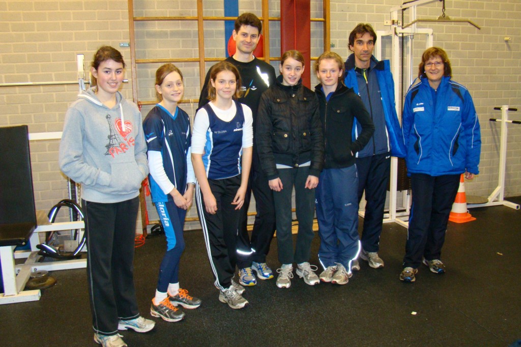 Hoogspringtraining in Tilburg onder leiding van Wilbert Pennings (midden), Nederlands recordhouder hoogspringen.