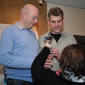 Trots ontvangen John en Erwin Brons uit handen van de secretaris van Midden  Brabant Circuit 